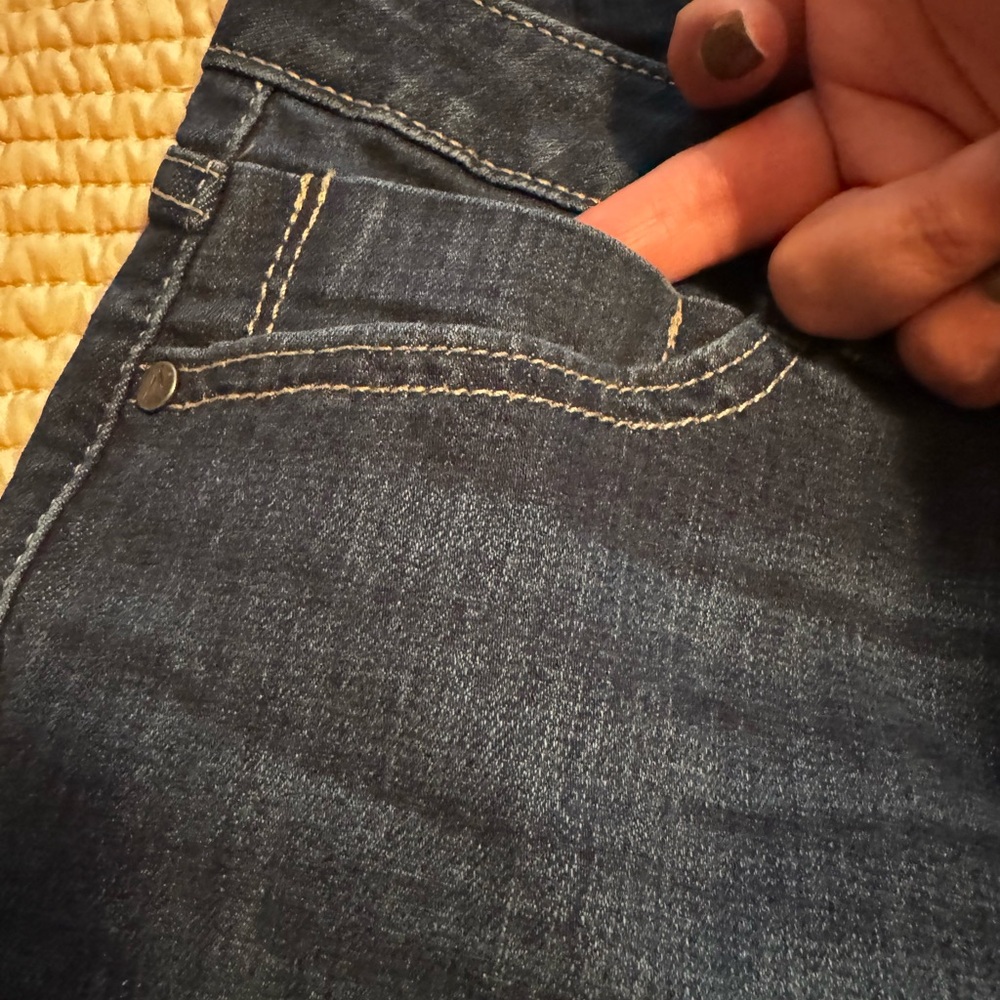 Simply Vera mid rise Jean shorts size 10 - Picture 3 of 6